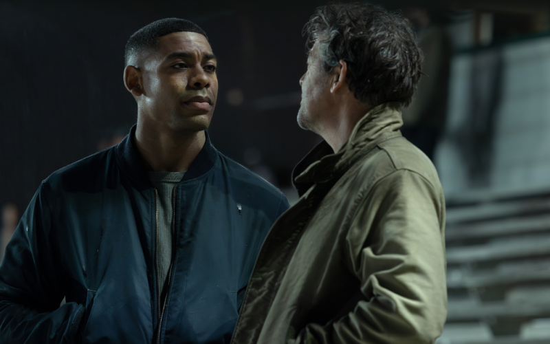 Série Lanternas chega à HBO Max com mistérios e salto temporal de 10 anos