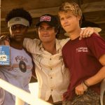 Ator protagonista de Outer Banks muda radicalmente de visual para interpretar lenda do rap em próxima cinebiografia
