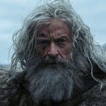 Hugh Jackman entrega atuação poderosa em versão realista do personagem clássico, mais sombrio que Wolverine