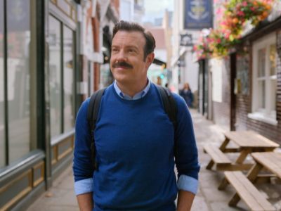 Ted Lasso retorna em nova temporada, mesclando nostalgia e promissor recomeço com novos personagens