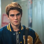 Saga literária mais longa de Harlan Coben será adaptada para série da Netflix com ator de Riverdale