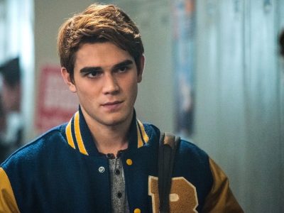Saga literária mais longa de Harlan Coben será adaptada para série da Netflix com ator de Riverdale